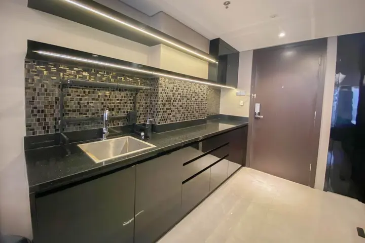 Семаранг: Spacious Combined Studio Apartment At Warhol (W/R) Residence