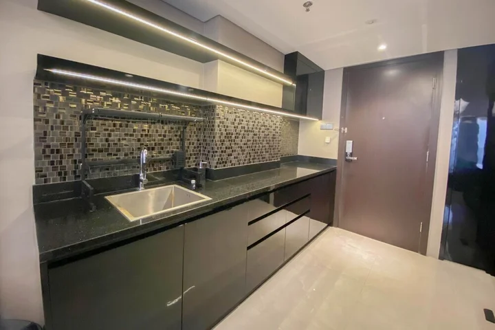 Семаранг: Spacious Combined Studio Apartment At Warhol (W/R) Residence