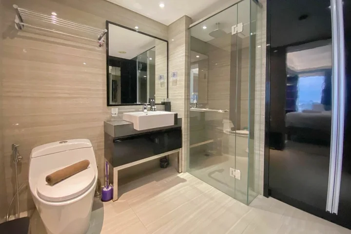 Семаранг: Spacious Combined Studio Apartment At Warhol (W/R) Residence