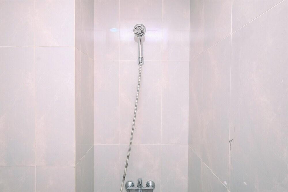 Депок: Minimalist Designed Studio At Evenciio Margonda Apartment
