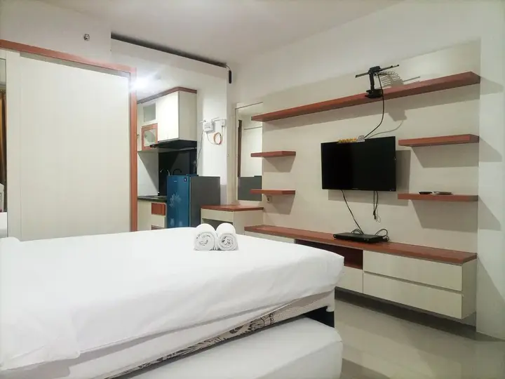 Homey And Comfort Stay Studio At Green Park Yogyakarta Apartment — фото 2