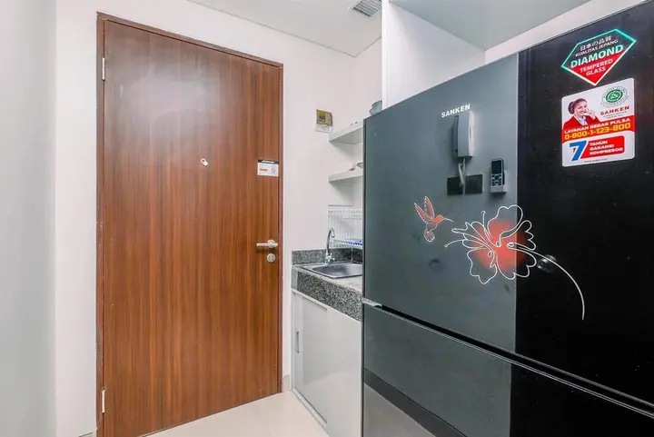 Депок: Cozy And Simply Look Studio Room At Transpark Cibubur Apartment