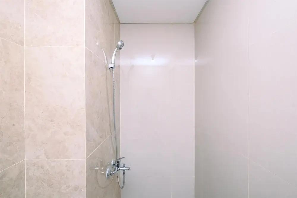 Депок: Cozy And Simply Look Studio Room At Transpark Cibubur Apartment