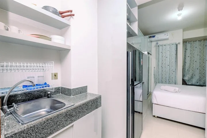 Депок: Cozy And Simply Look Studio Room At Transpark Cibubur Apartment