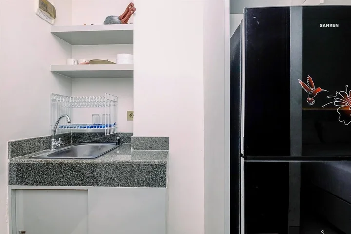 Депок: Cozy And Simply Look Studio Room At Transpark Cibubur Apartment