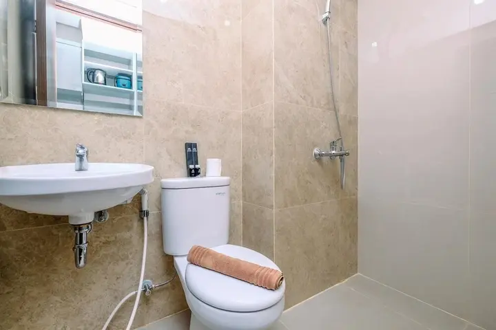 Депок: Cozy And Simply Look Studio Room At Transpark Cibubur Apartment