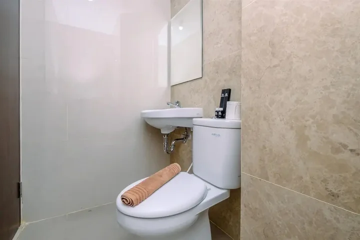 Депок: Cozy And Simply Look Studio Room At Transpark Cibubur Apartment