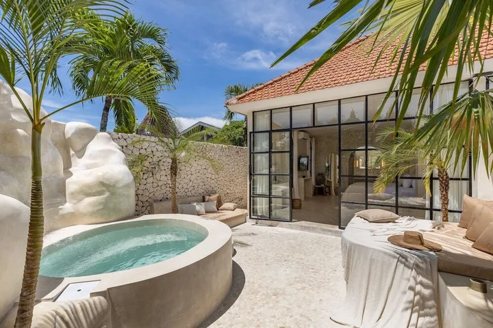 Керобокан: Luxe & Unique Honeymoon Bocami Suites-1 By Azure