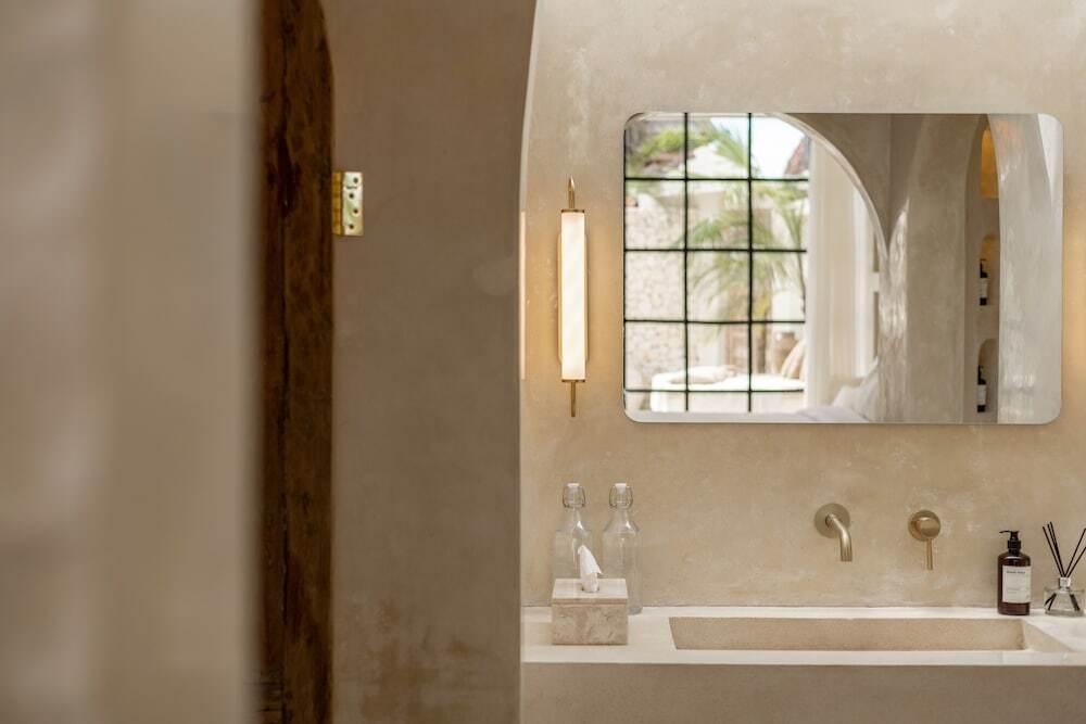Керобокан: Luxe & Unique Honeymoon Bocami Suites-1 By Azure