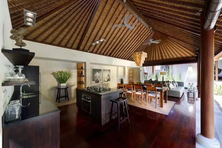 Керобокан: Antara Villa