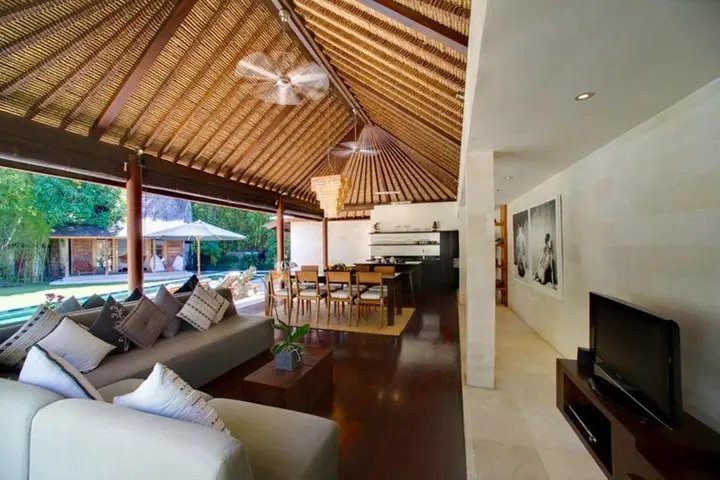 Керобокан: Antara Villa
