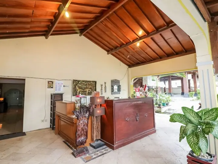 Батуретно: Nida Rooms 9 Kraton Tugu Railway Station At Hotel Queen Star