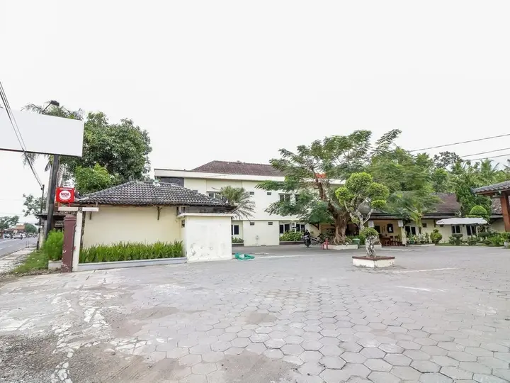 Батуретно: Nida Rooms 9 Kraton Tugu Railway Station At Hotel Queen Star