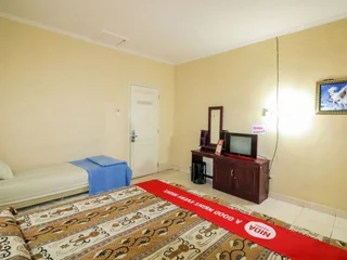 Батуретно: Nida Rooms 9 Kraton Tugu Railway Station At Hotel Queen Star