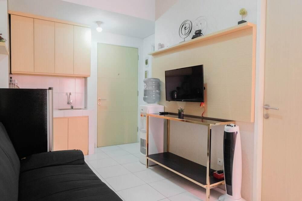 Тангеранг: Cozy and Minimalist 2BR Apartment at Ayodhya Residence By Travelio