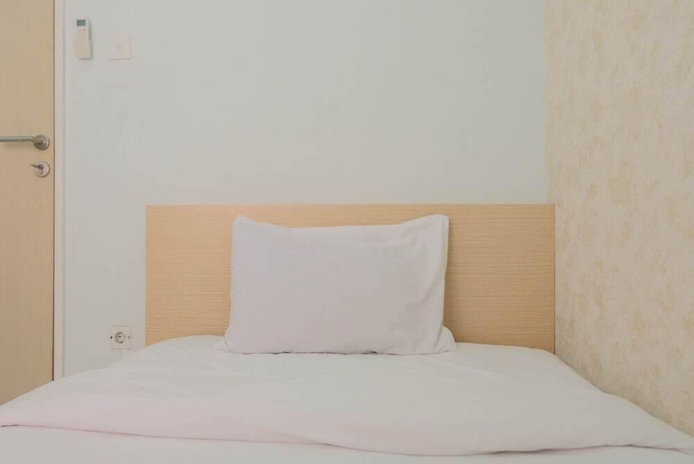 Тангеранг: Cozy and Minimalist 2BR Apartment at Ayodhya Residence By Travelio