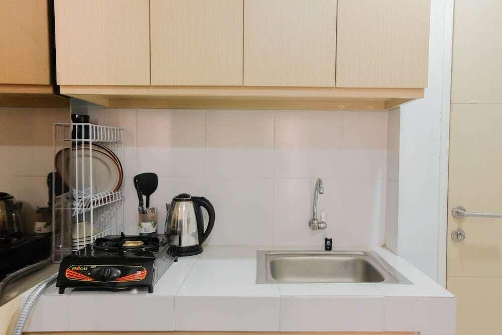 Тангеранг: Cozy and Minimalist 2BR Apartment at Ayodhya Residence By Travelio