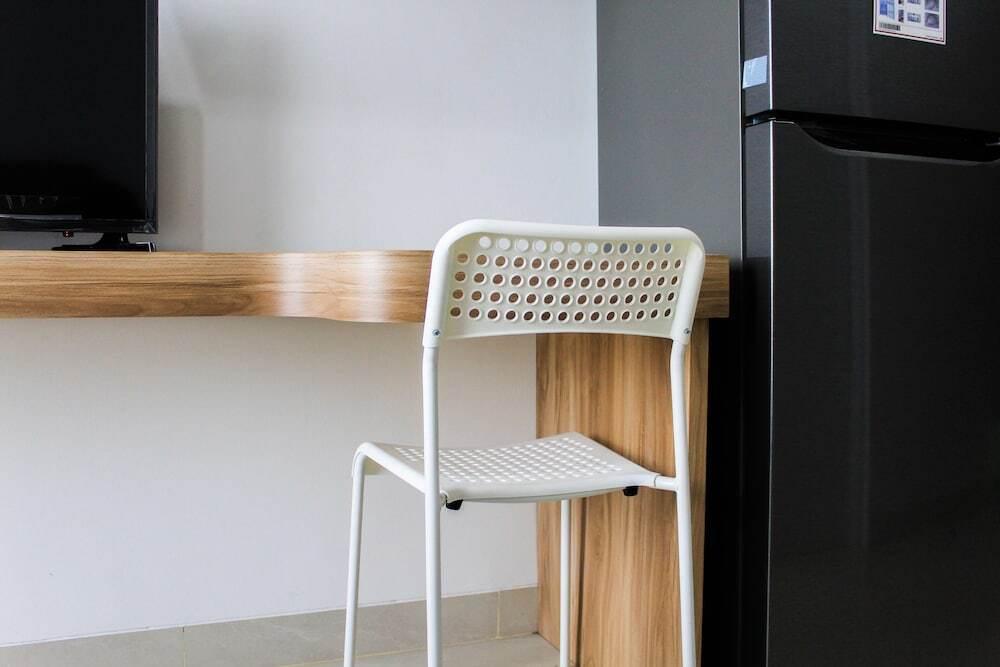 Тангеранг: Minimalist and New Furnished Studio Apartment at Springwood Residence By Travelio