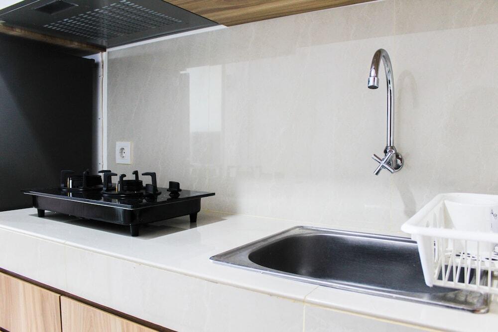 Minimalist and New Furnished Studio Apartment at Springwood Residence By Travelio — фото 4