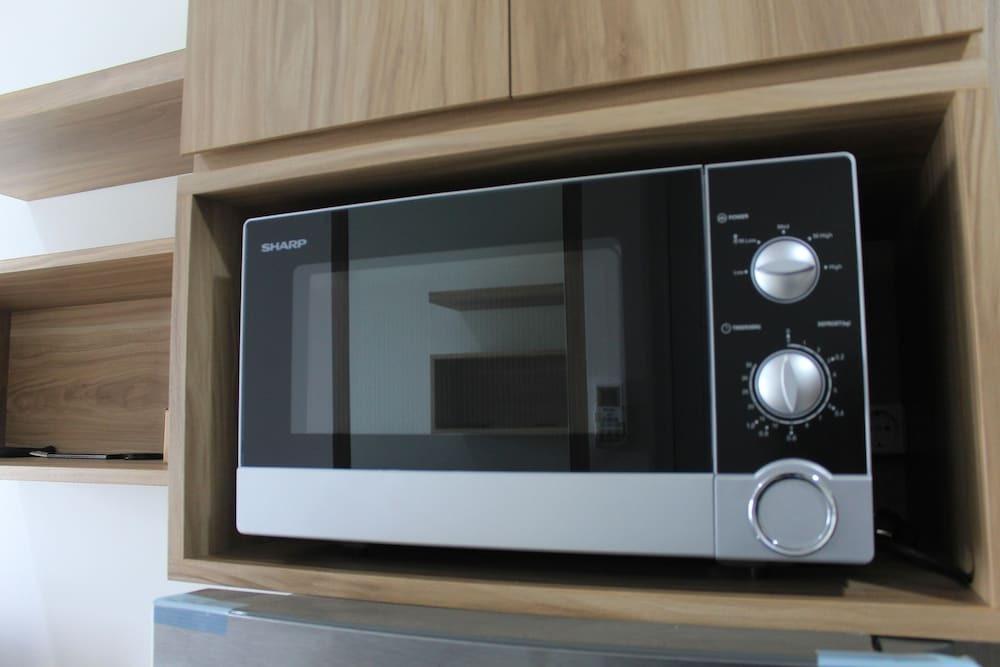 Тангеранг: Minimalist and New Furnished Studio Apartment at Springwood Residence By Travelio