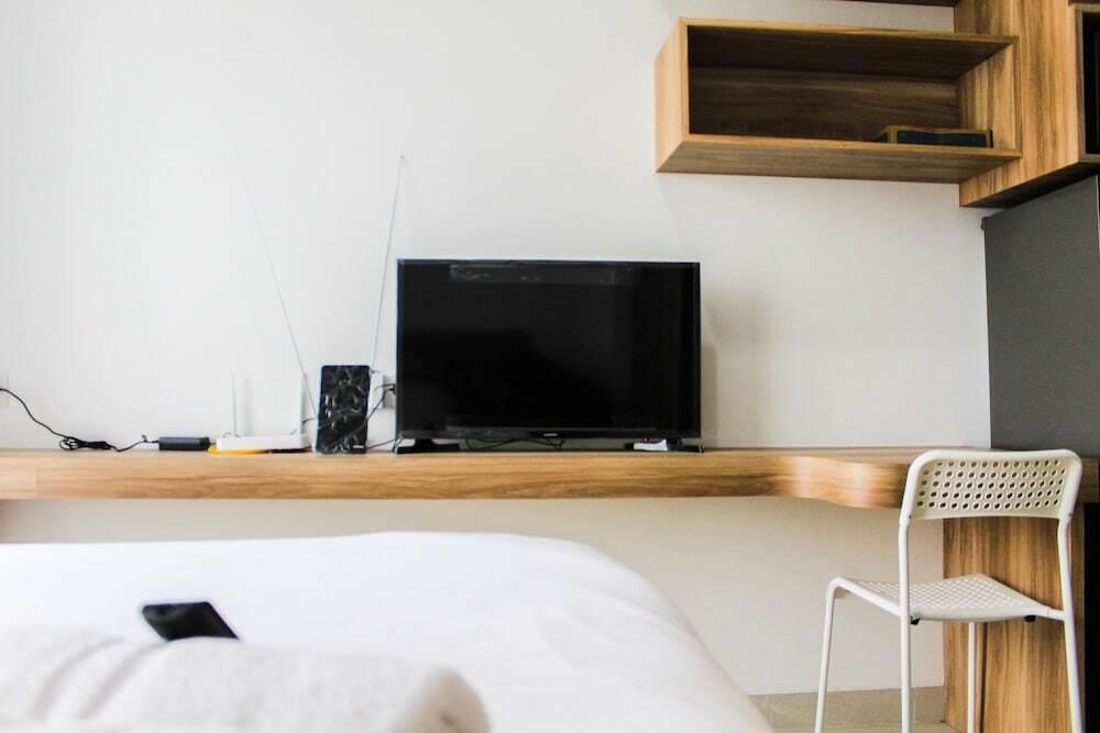 Minimalist and New Furnished Studio Apartment at Springwood Residence By Travelio — фото 1