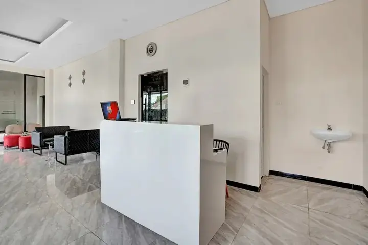 Сурабая: OYO 90649 Raja Residence Syariah