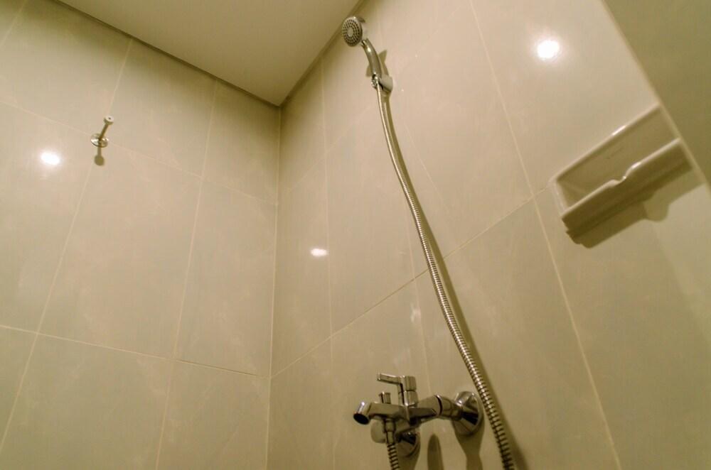 Homey and Cozy Stay Studio Room at Serpong Garden Apartmen — фото 6