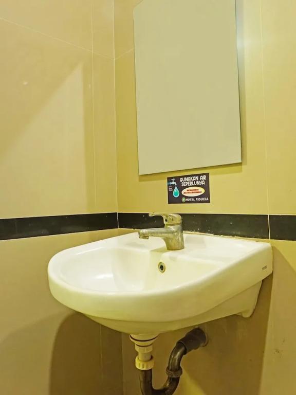 Джакарта: SUPER OYO Collection O 91409 Hotel Fiducia Otista 153 - 157
