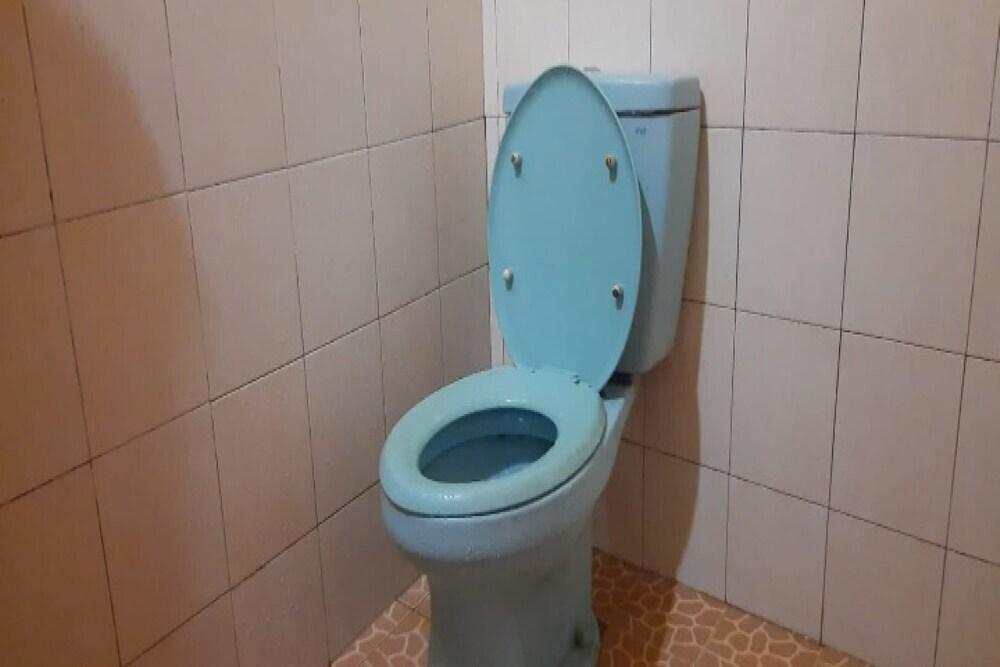 Караванг: OYO 90706 Kost Alam Jaya Syariah