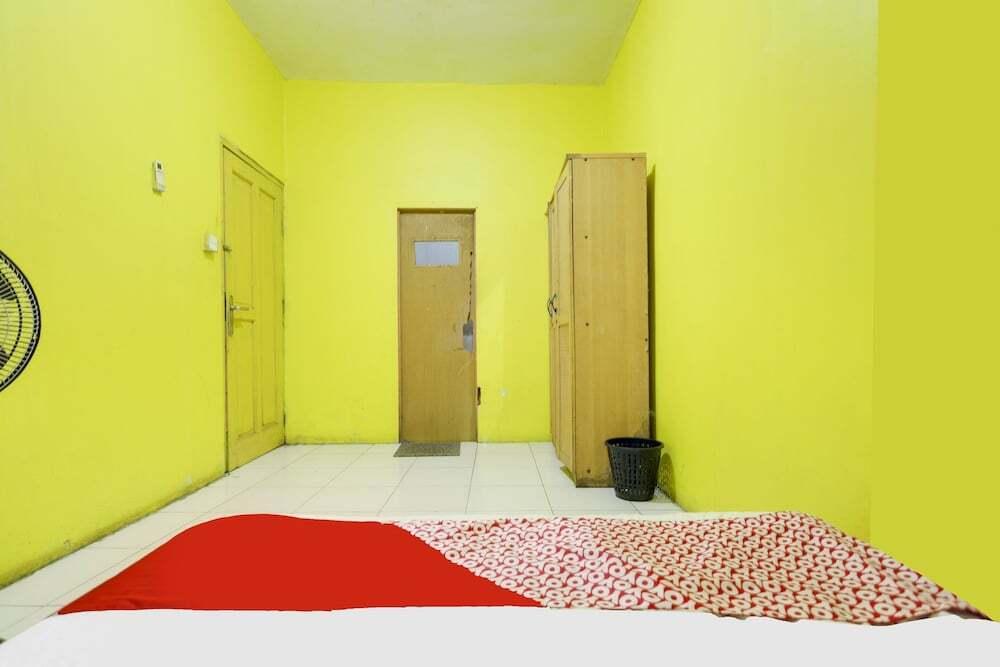 Батам: SPOT ON 91879 Emes Jaya Homestay