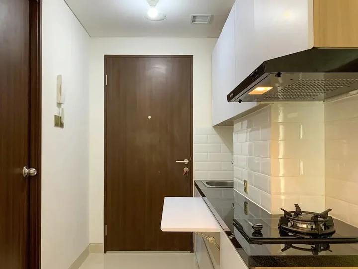 Депок: Minimalist Studio At Transpark Cibubur Apartment