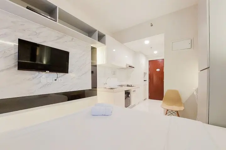 Studio Full Furnished With Comfort Design At Sky House Bsd Apartment — фото 3
