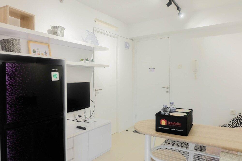 Джакарта: Stylish and Modern 2BR Bassura City Apartment