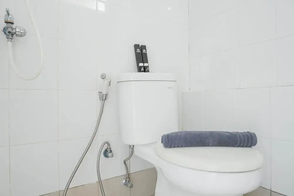Джакарта: Comfort Studio Room At Bassura City Apartment