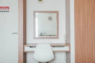 Джакарта: Comfort Studio Room At Bassura City Apartment