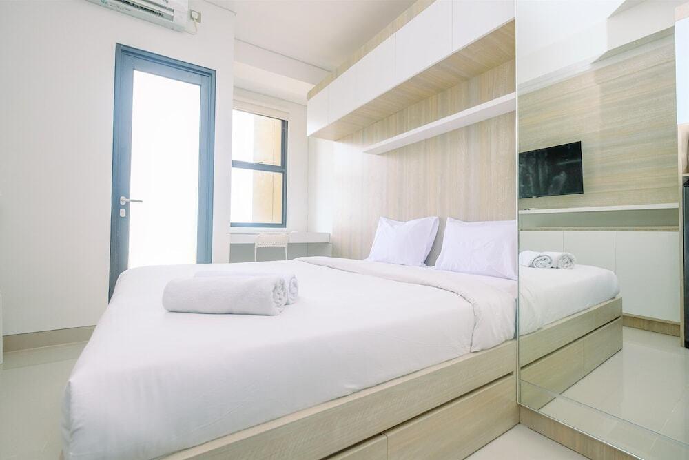 Fully Furnished With Cozy Design Studio Transpark Cibubur Apartment — фото 2