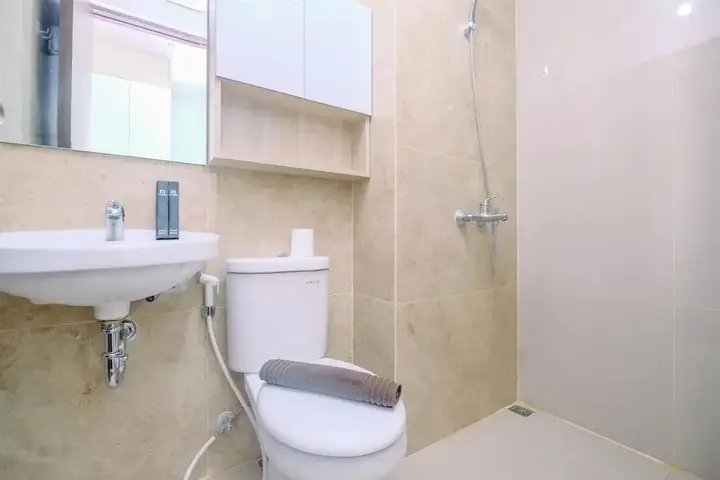 Fully Furnished With Cozy Design Studio Transpark Cibubur Apartment — фото 6