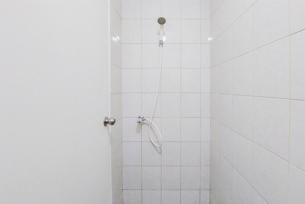 Тангеранг: Comfy Studio At Poris 88 Apartment