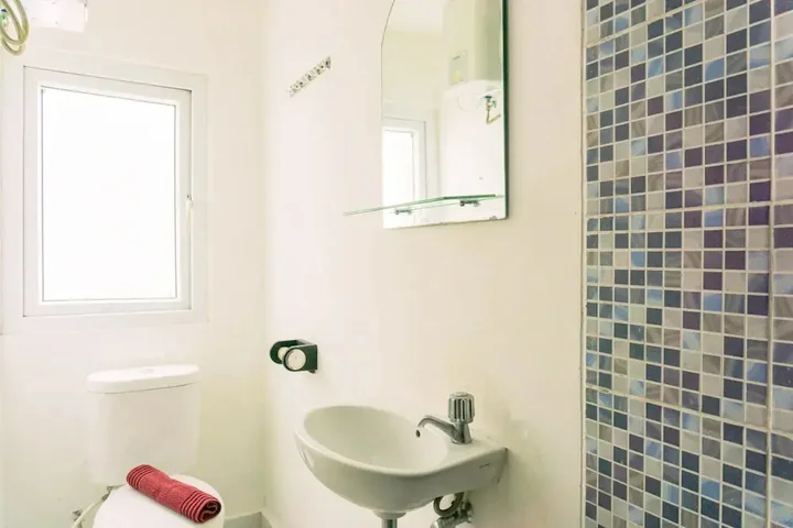 Тангеранг: Homey And Tidy Studio Room Aeropolis Apartment