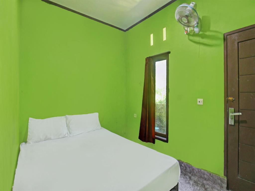 Прайя: OYO 92149 Ashooy HomestayNearWisata Desa sedau