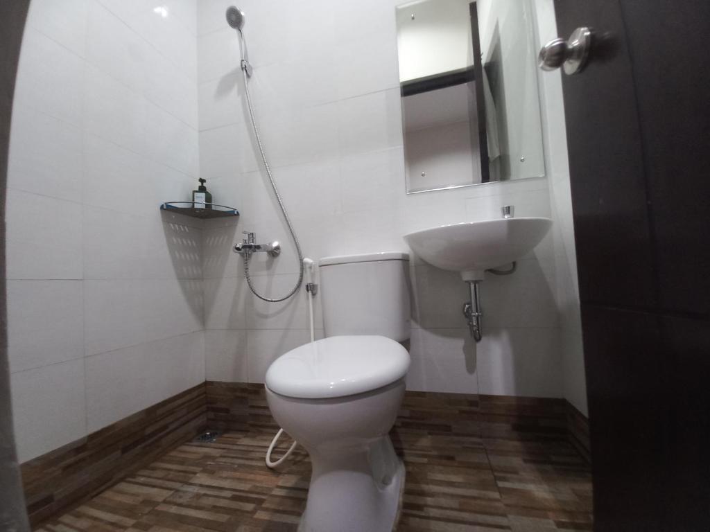 Караванг: OYO 90940 Guesthouse Colombus G12