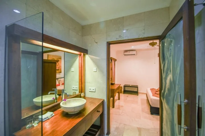 Унгасан: Villa Asmara