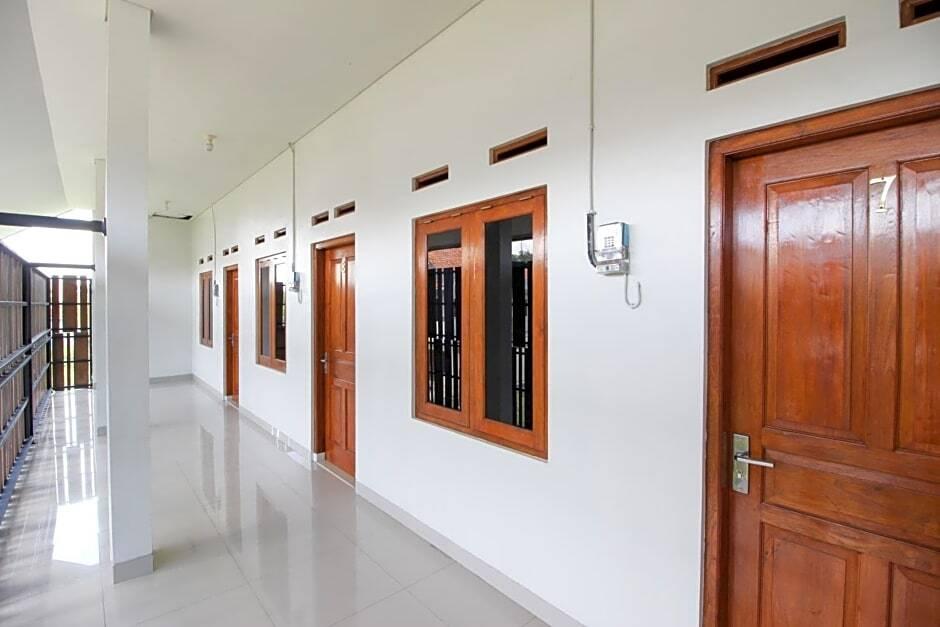 Батуретно: RedDoorz Syariah At Griya Izzara Guest House