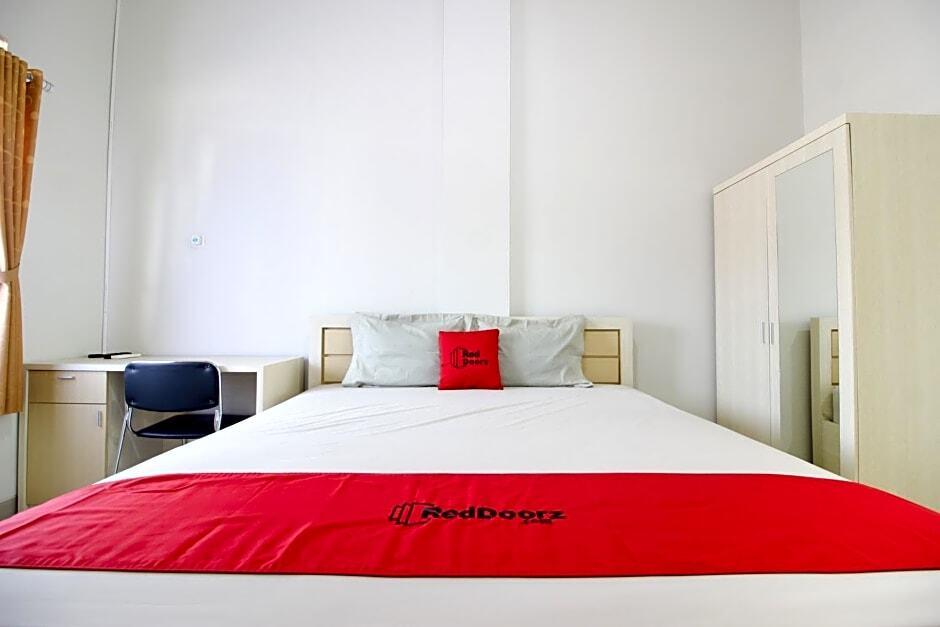 Батуретно: RedDoorz Syariah At Griya Izzara Guest House