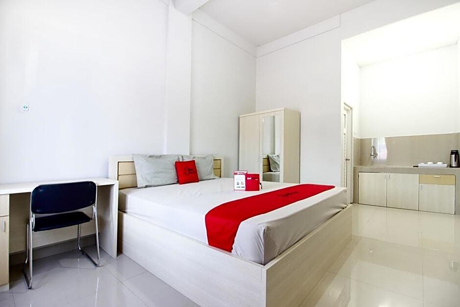 Батуретно: RedDoorz Syariah At Griya Izzara Guest House