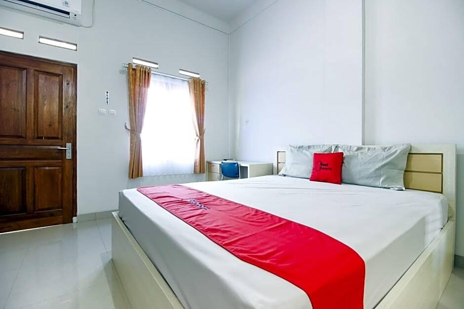Батуретно: RedDoorz Syariah At Griya Izzara Guest House