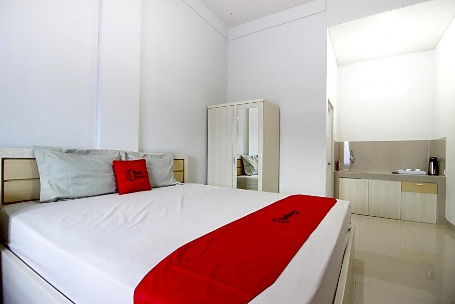 Батуретно: RedDoorz Syariah At Griya Izzara Guest House
