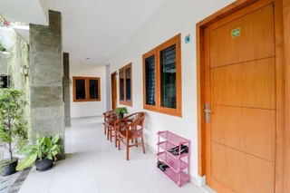 Депок: Khatarina Female Residence by ZUZU