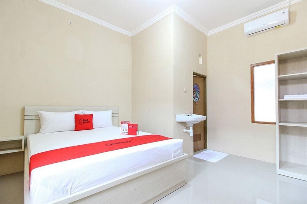 Суракарта: Formerly RedDoorz near Balekambang City Park