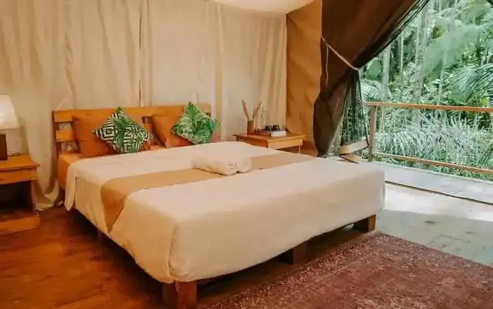 Кубутамбахан: Glamping tent near the waterfall